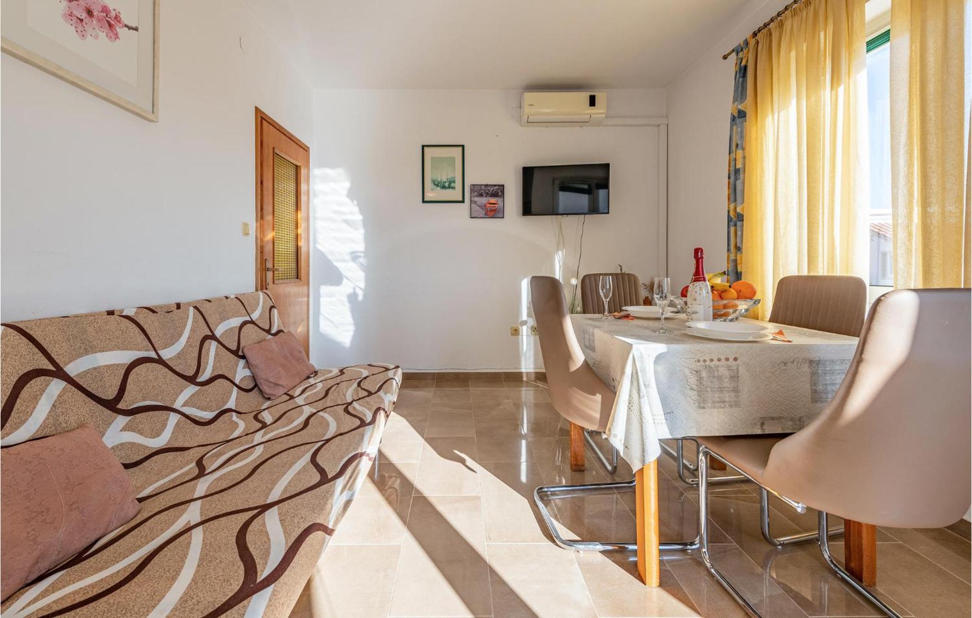 Amazing Apartment In Pakoštane Exteriör bild